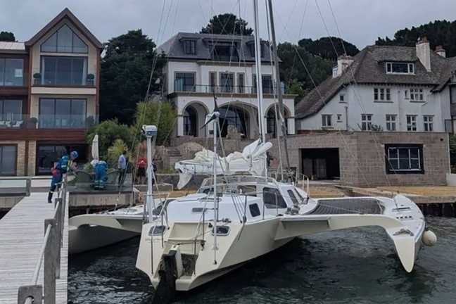 半岛体育官网-😱太阳报：一艘三体赛艇失控撞进老雷豪宅的花园