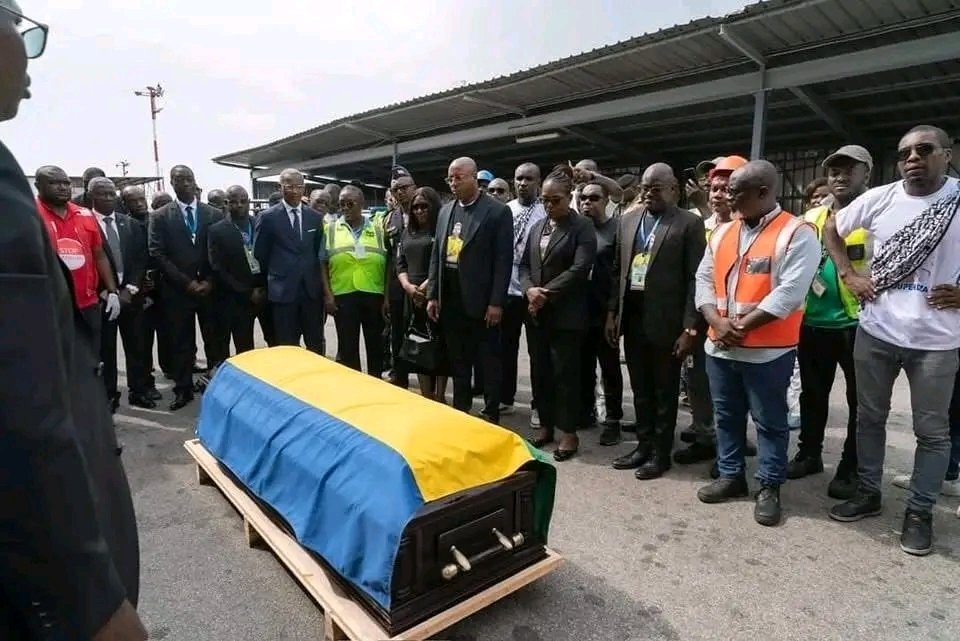 半岛体育官网-💔外媒：布彭扎遗体昨日运抵加蓬首都，当地民众流泪夹道迎接