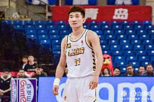 半岛体育官网-很铁好在能串联！孙铭徽半场7中1仅拿3分6助1断1帽