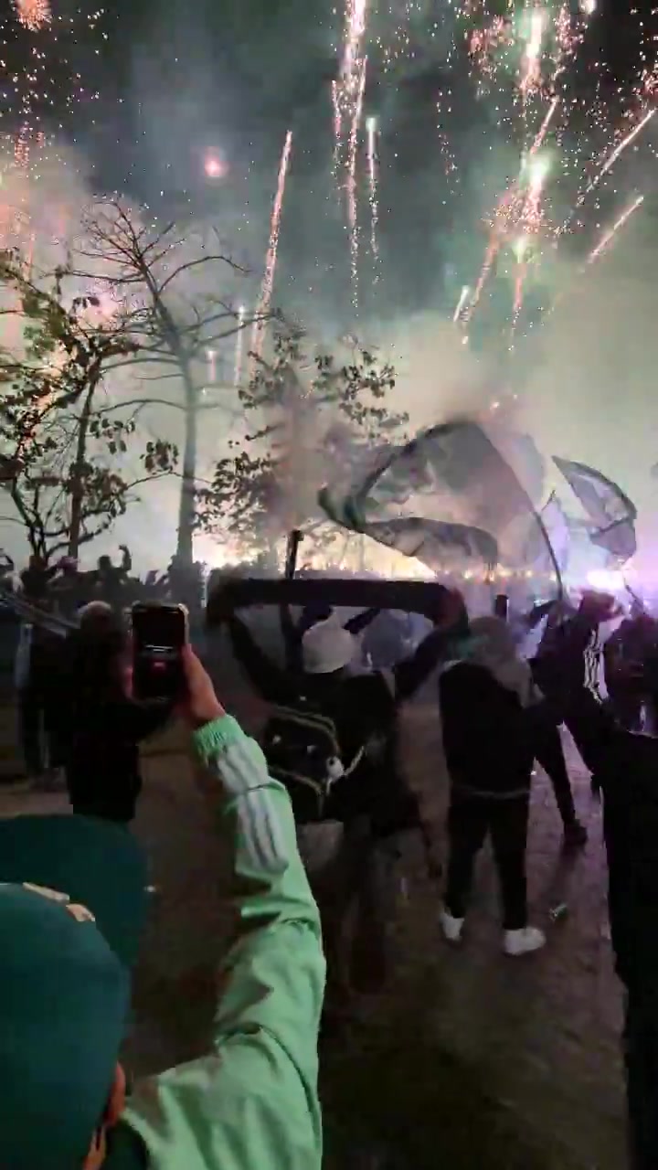 半岛体育-狂热氛围！哥伦比亚球迷在巴西挥舞旗帜、燃放烟花为俱乐部助威