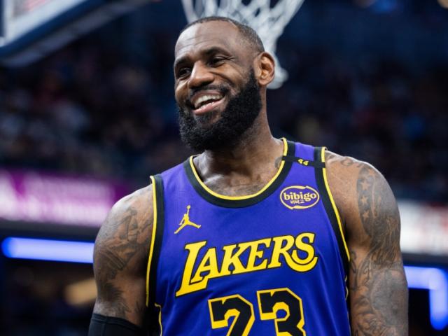 半岛体育-避开奢侈税+全额中产！詹姆斯或继续降薪一舞再舞